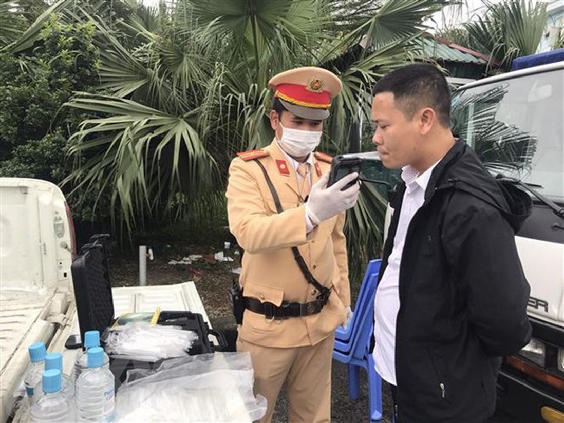 Hà Nội: Người dân lựa chọn ống thổi trước khi kiểm tra nồng độ cồn