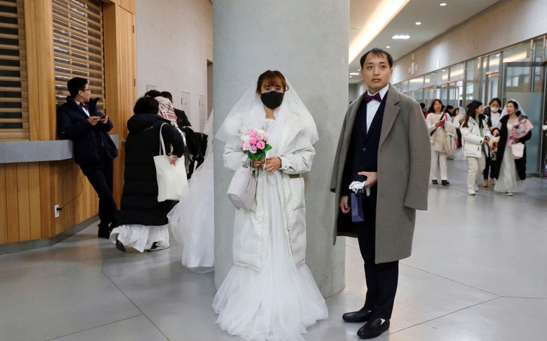 Cô dâu bịt khẩu trang trong đám cưới tập thể tại Hàn Quốc