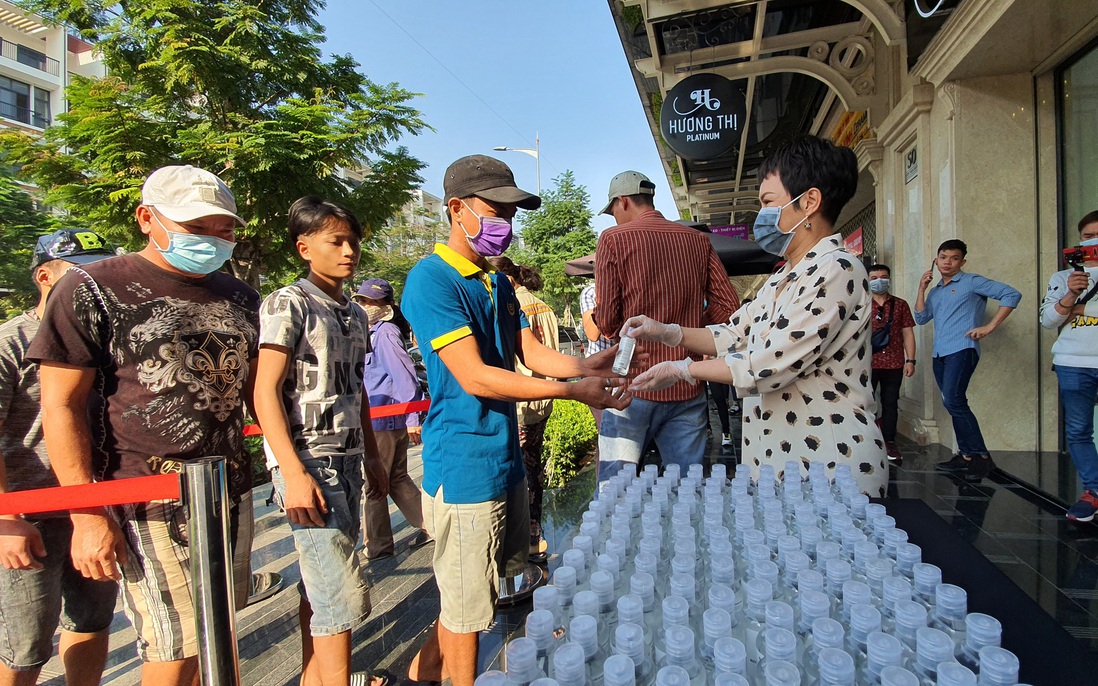 Việt Hương tặng 5.000 chai dung dịch rửa tay khô cho người dân phòng dịch
