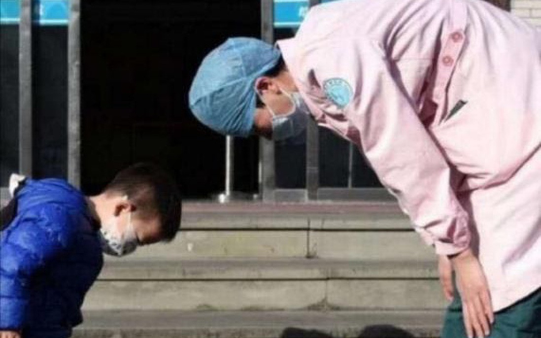 Trùng hợp kỳ lạ từ bức ảnh cậu bé 2 tuổi cúi đầu trước nữ y tá chống dịch SARS-CoV-2