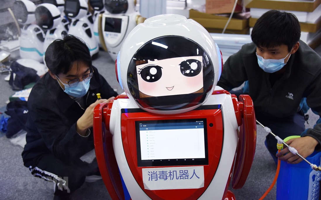 Trung Quốc triển khai robot thông minh 5G để phòng dịch 