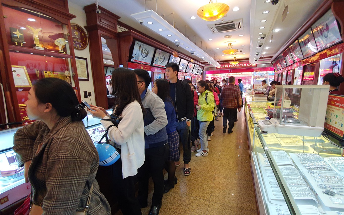 Hà Nội: Vàng giảm hơn 1 triệu đồng/lượng, khách vẫn xếp hàng dài mua bán