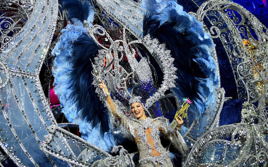 Tân Nữ hoàng lễ hội hóa trang ở Tây Ban Nha ăn mừng chiến thắng