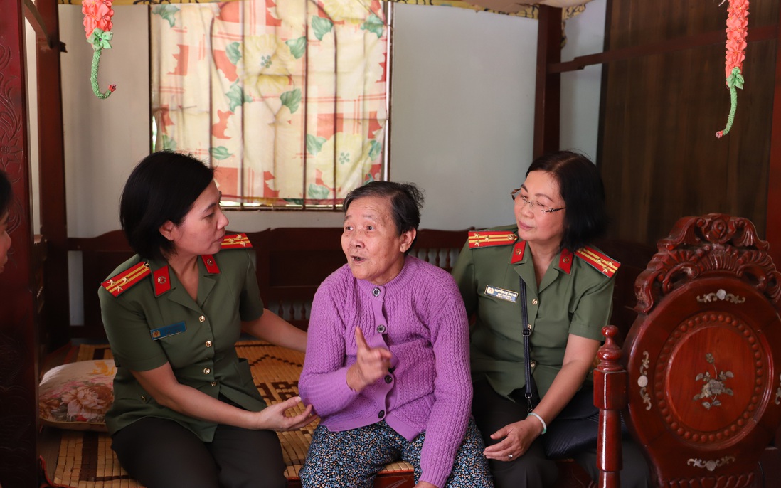 Hội Phụ nữ Công an TPHCM thăm, tặng quà các cụ từng tham gia Đội quân tóc dài