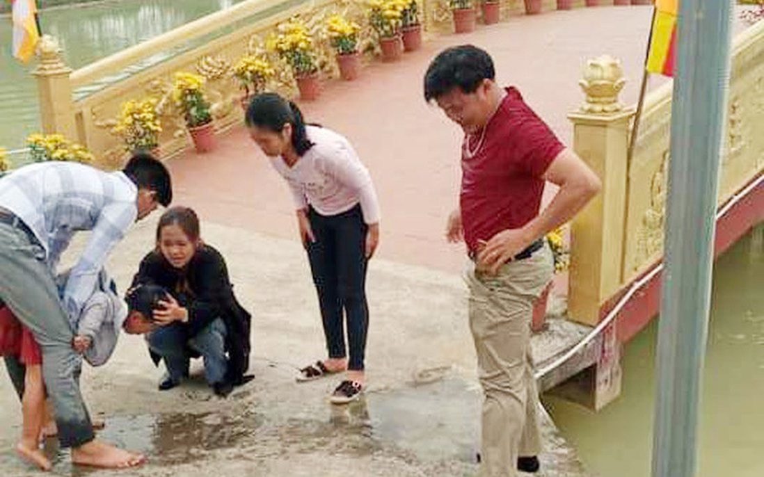 Thầy giáo cứu cháu bé bị rơi xuống hồ nước ở chùa Giám