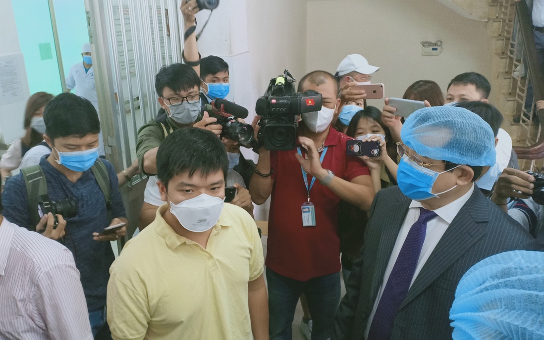 Bệnh nhân đầu tiên nhiễm virus corona ở Việt Nam xuất viện, xin được ở lại chăm sóc cha vẫn dương tính với corona