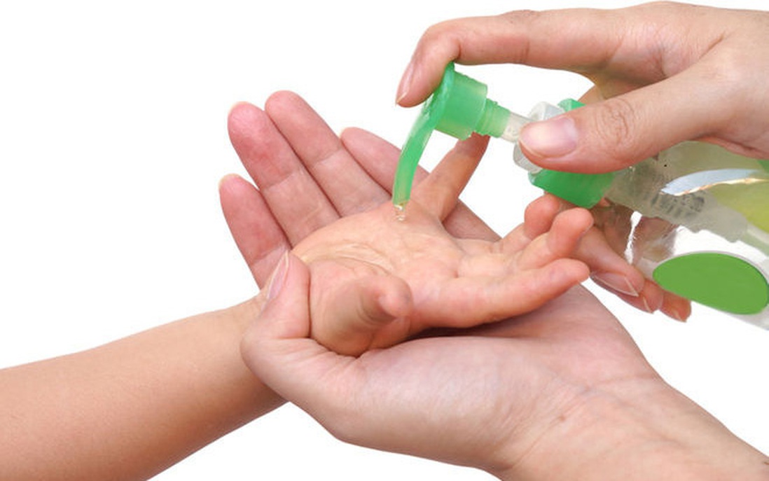 Bác sĩ hướng dẫn 5 bước làm sạch tay bằng nước rửa tay khô đúng cách 