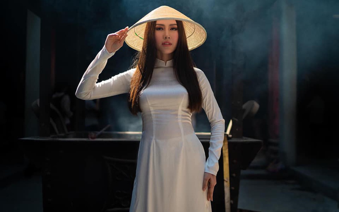 Hoa hậu Phan Thu Quyên tạo dáng cá tính cùng áo dài trắng