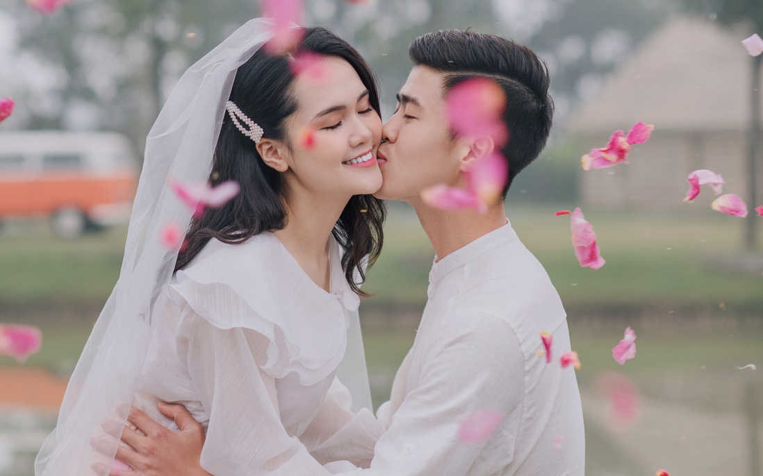 Cầu thủ Duy Mạnh tung ảnh cưới lãng mạn với hôn thê Quỳnh Anh