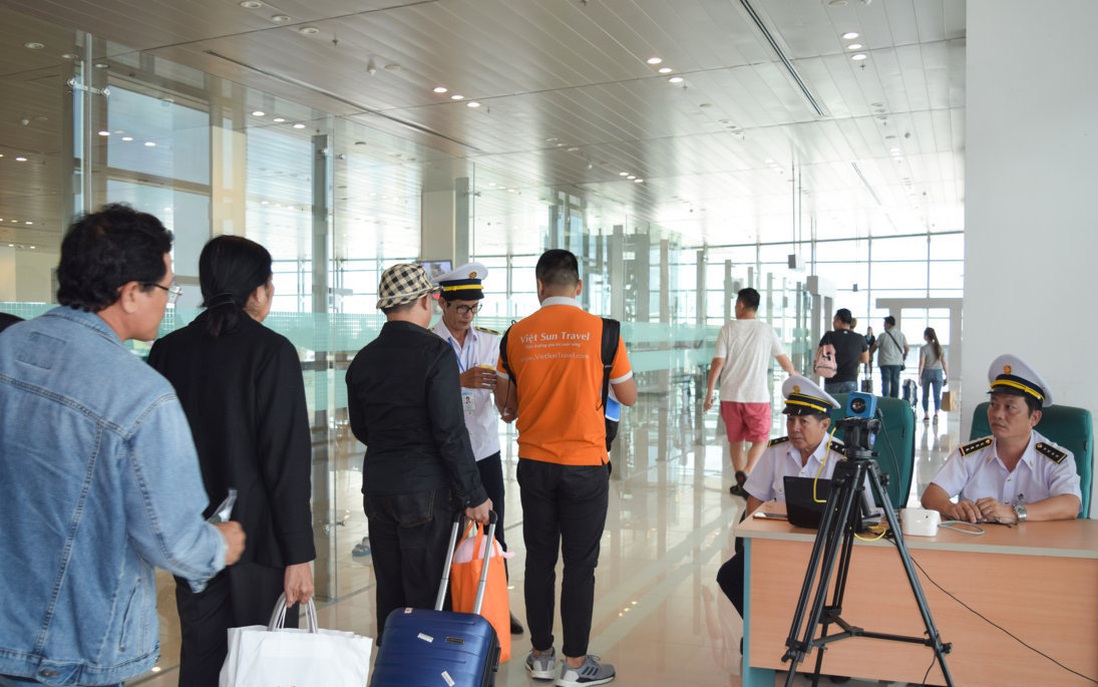 Vừa xuống sân bay, hơn 600 hành khách từ Hàn Quốc về Việt Nam được cách ly