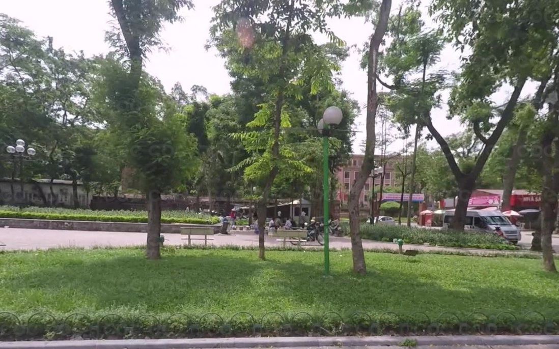 Cách ly giáo viên tiếng Anh người nước ngoài diện F1 lang thang ở vườn hoa Hà Nội vì thất nghiệp