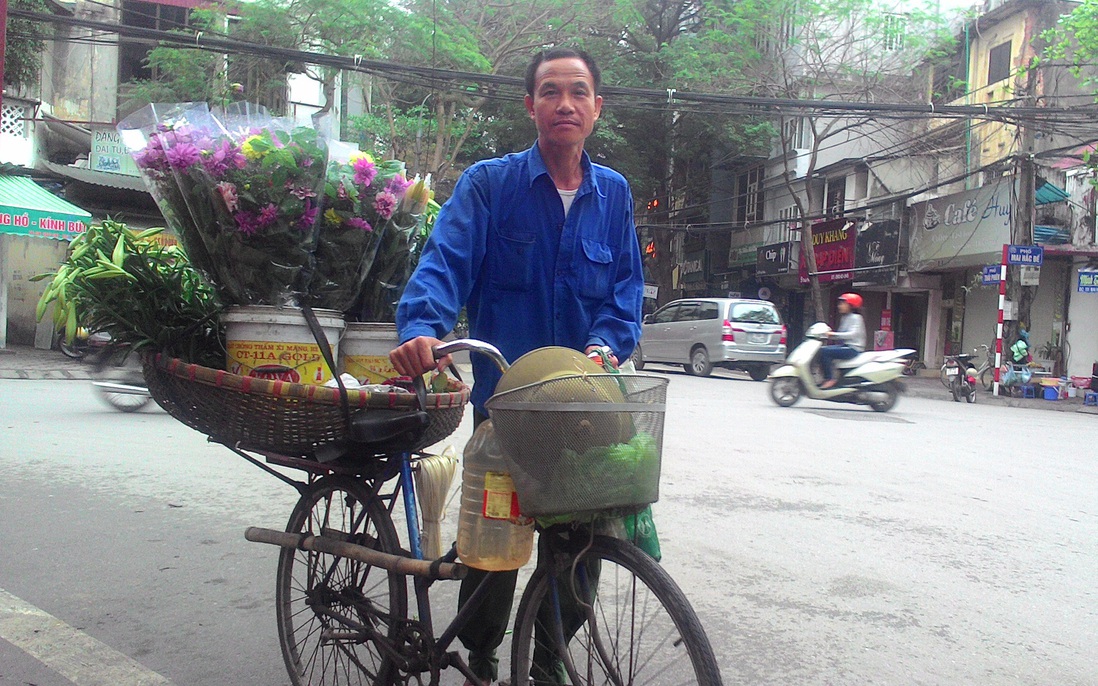 Những người đàn ông bán hoa rong trên phố Hà Nội