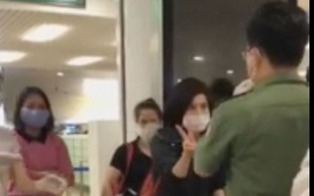Quản lý sân bay Nội Bài lên tiếng vụ người phụ nữ chê đồ ăn, bức xúc vì chờ đợi