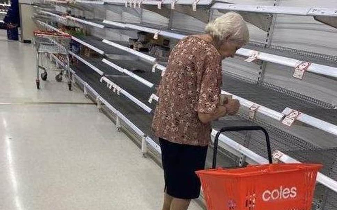 Cụ bà Australia bật khóc trước kệ siêu thị trống trơn