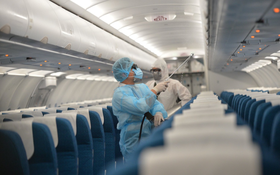 Hành khách trên các chuyến bay có trường hợp mắc Covid-19 được theo dõi sức khỏe như thế nào?