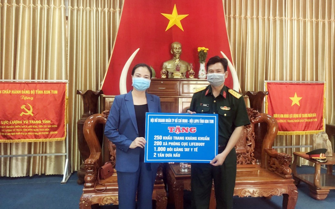 Hội LHPN Kon Tum trao tặng dụng cụ phòng, chống dịch Covid-19 cho người dân ở khu cách ly