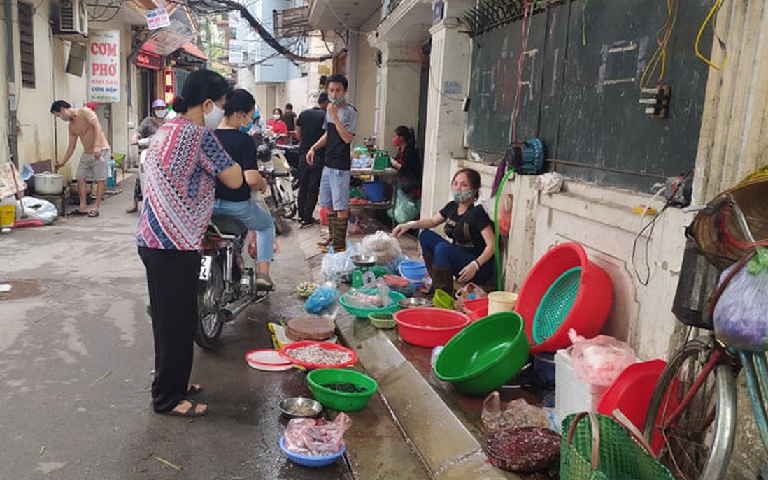 Bất chấp lệnh cấm tụ tập, "chợ cóc" ở Hà Nội vẫn nườm nượp kẻ bán - người mua