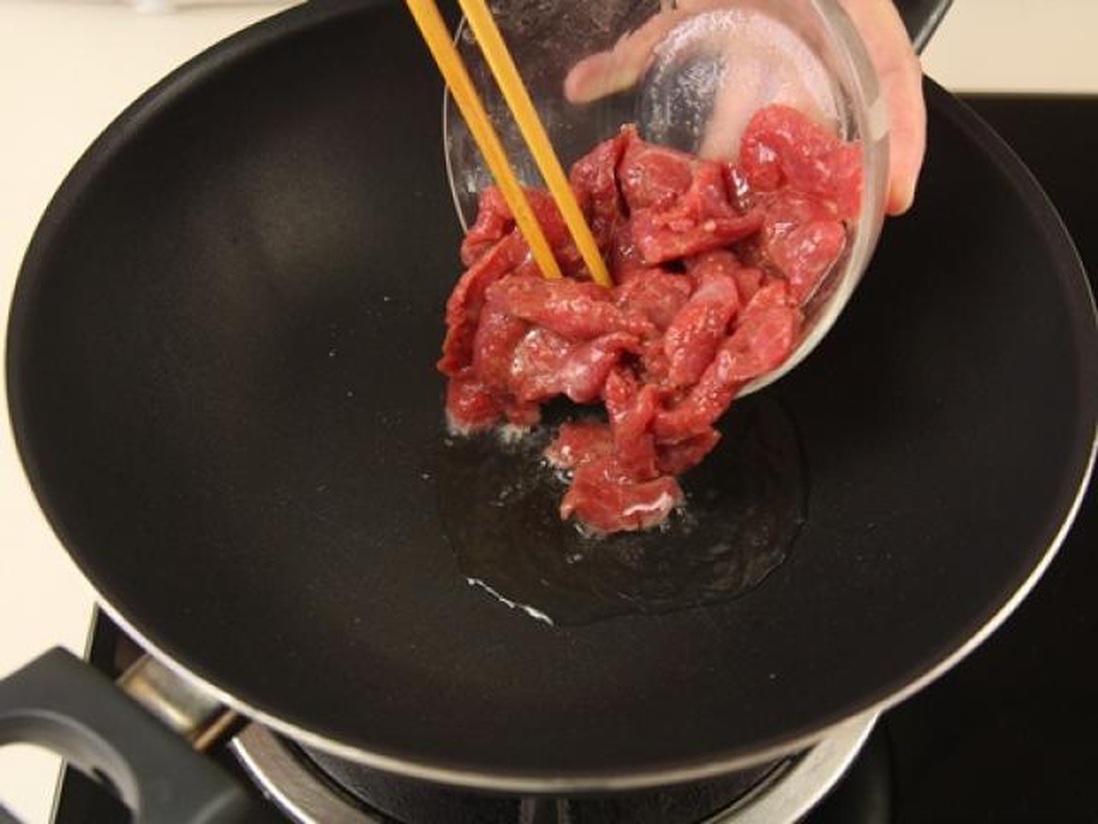 Xào thịt bò nên để dầu nóng hay lạnh, nhiều người làm sai bảo sao thịt dai lại dính chảo