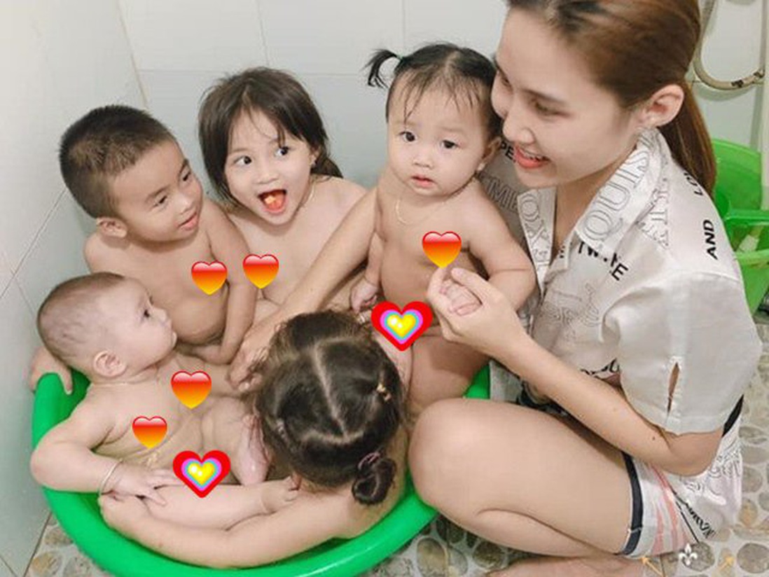 Mẹ 9X hút sự chú ý khắp MXH với khoảnh khắc cho 5 em bé tắm chung 1 chiếc chậu