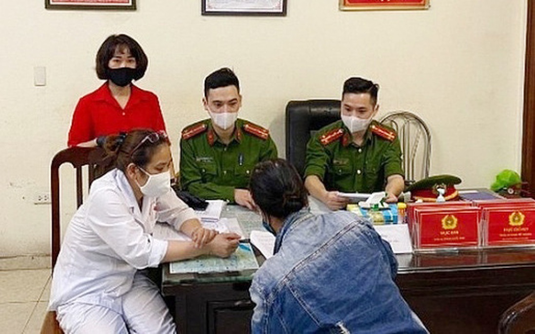 Hà Nội: Người phụ nữ bị phạt 200 nghìn đồng vì không đeo khẩu trang