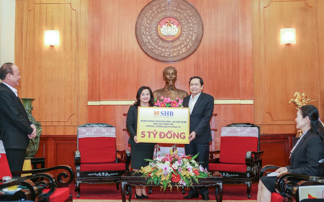 Chung tay ủng hộ cán bộ y tế Bệnh viện Bạch Mai chống dịch COVID-19