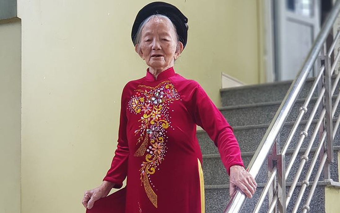 Mẹ Việt Nam Anh hùng, cụ bà trăm tuổi thi “Áo dài qua ảnh”