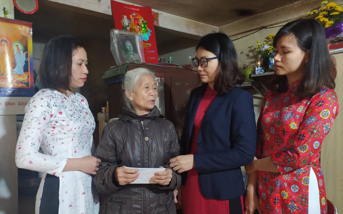 Cán bộ TƯ Hội LHPN Việt Nam thăm, tặng quà người phụ nữ có hoàn cảnh khó khăn