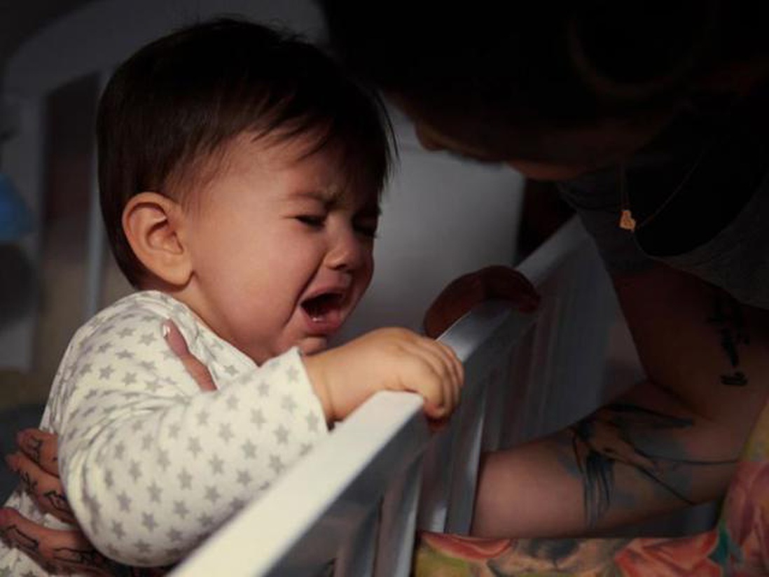 Trẻ hay khóc đêm thiếu chất gì? Nguyên nhân trẻ khóc đêm mẹ nên biết