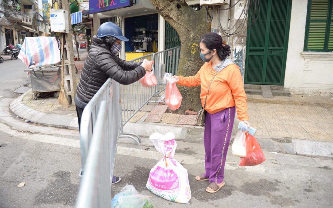 Người dân phố Trúc Bạch sau 1 ngày cách ly: “Chúng tôi không quá lo lắng”