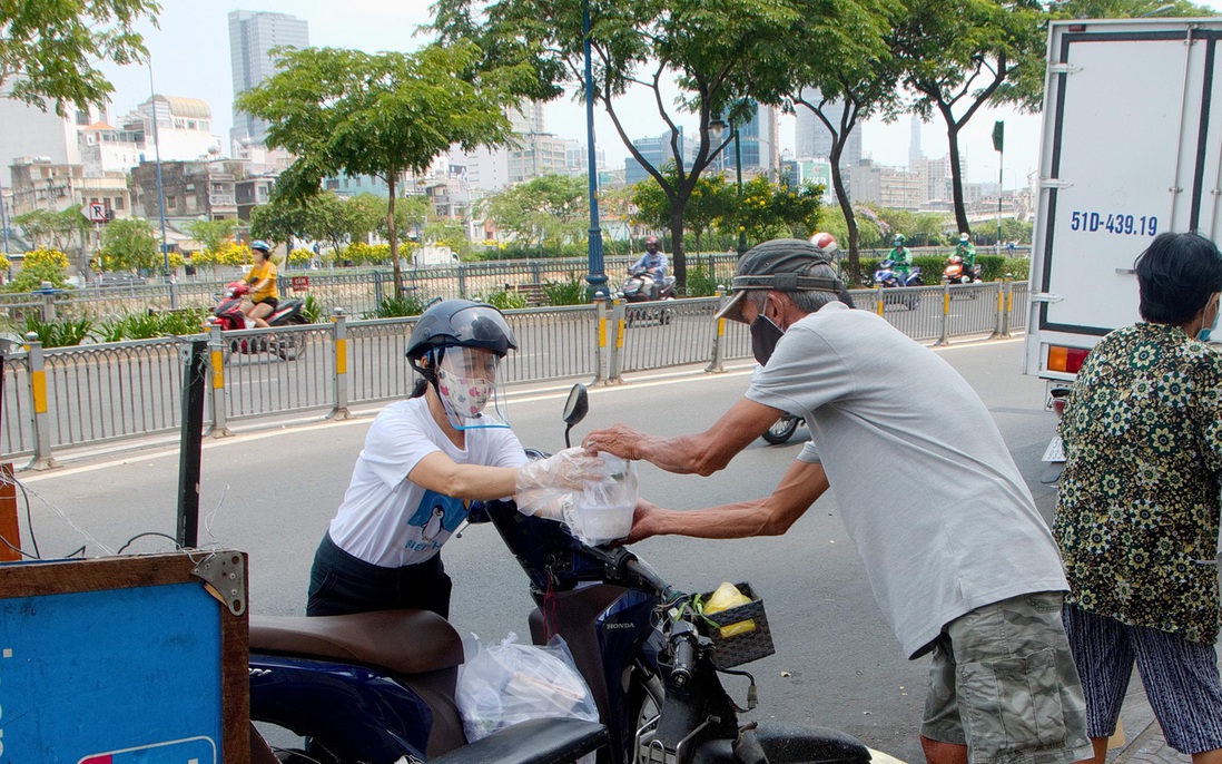 Những suất ăn từ thiện ngày đầu cách ly toàn xã hội – Khi cần là Sài Gòn có