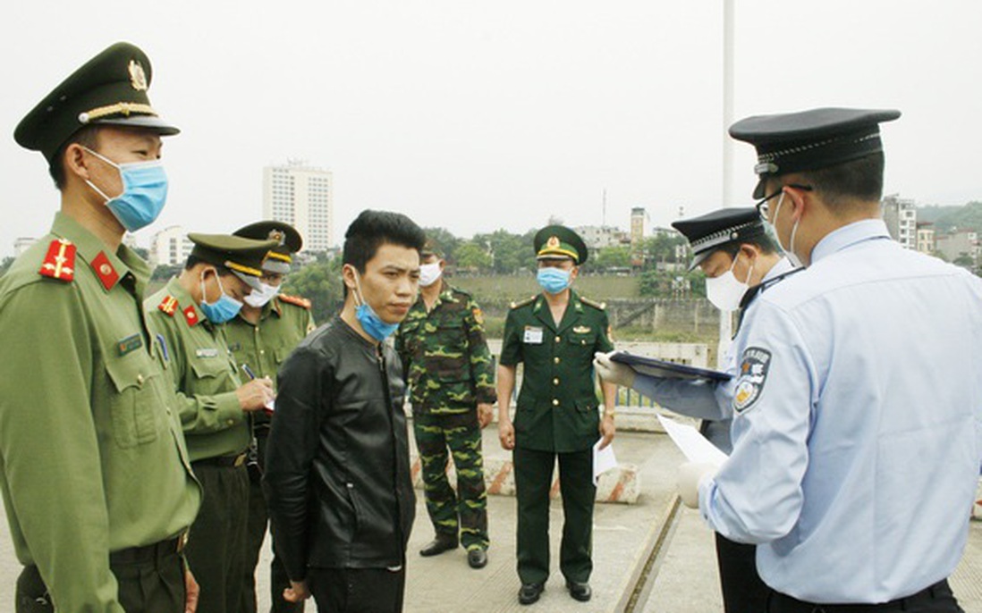 Thanh niên người Trung Quốc nhập cảnh vào Lào Cai thăm người yêu bị bắt giữ