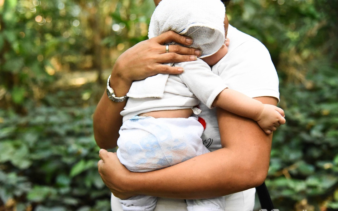 Phía sau những “vở kịch” nhận con nuôi ở Philippines