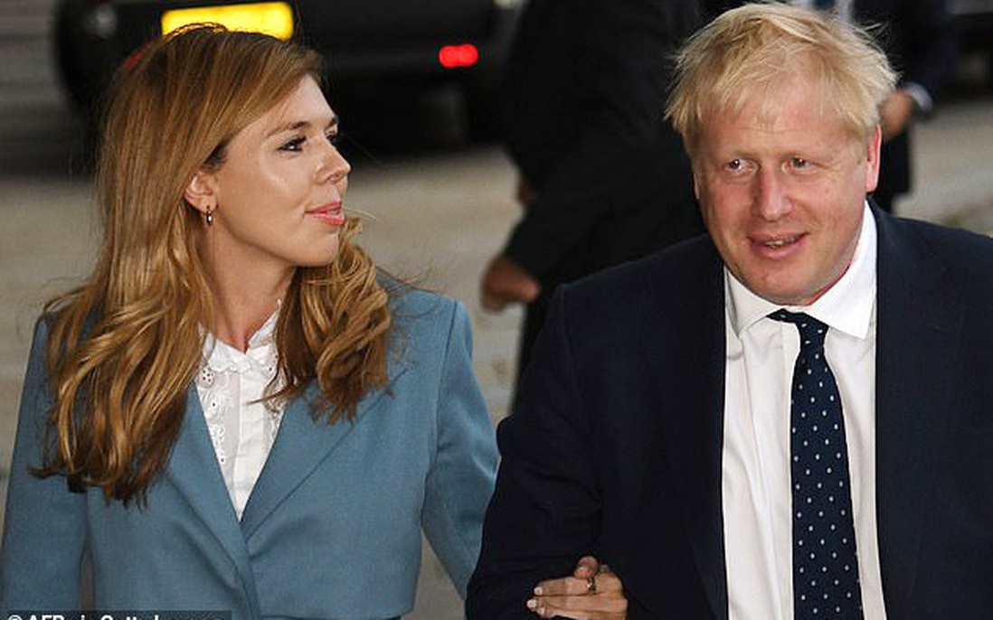 Thủ tướng Anh Boris Johnson xem phim và đọc truyện "Tintin" trong thời gian điều trị Covid-19