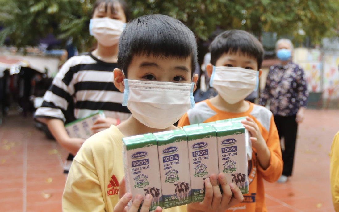 Vinamilk và Quỹ sữa Vươn cao Việt Nam dành 12,5 tỷ đồng tặng 1,7 triệu ly sữa cho trẻ em khó khăn trên cả nước