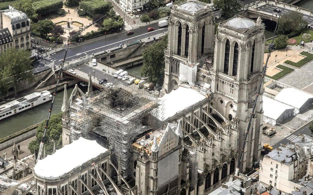 Covid-19 làm chậm tiến độ sửa Nhà thờ Đức Bà tròn 1 năm sau vụ hỏa hoạn kinh hoàng