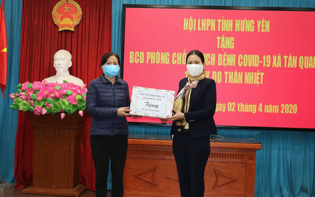 Hội LHPN tỉnh Hưng Yên tặng 20 máy đo thân nhiệt tại Văn Lâm