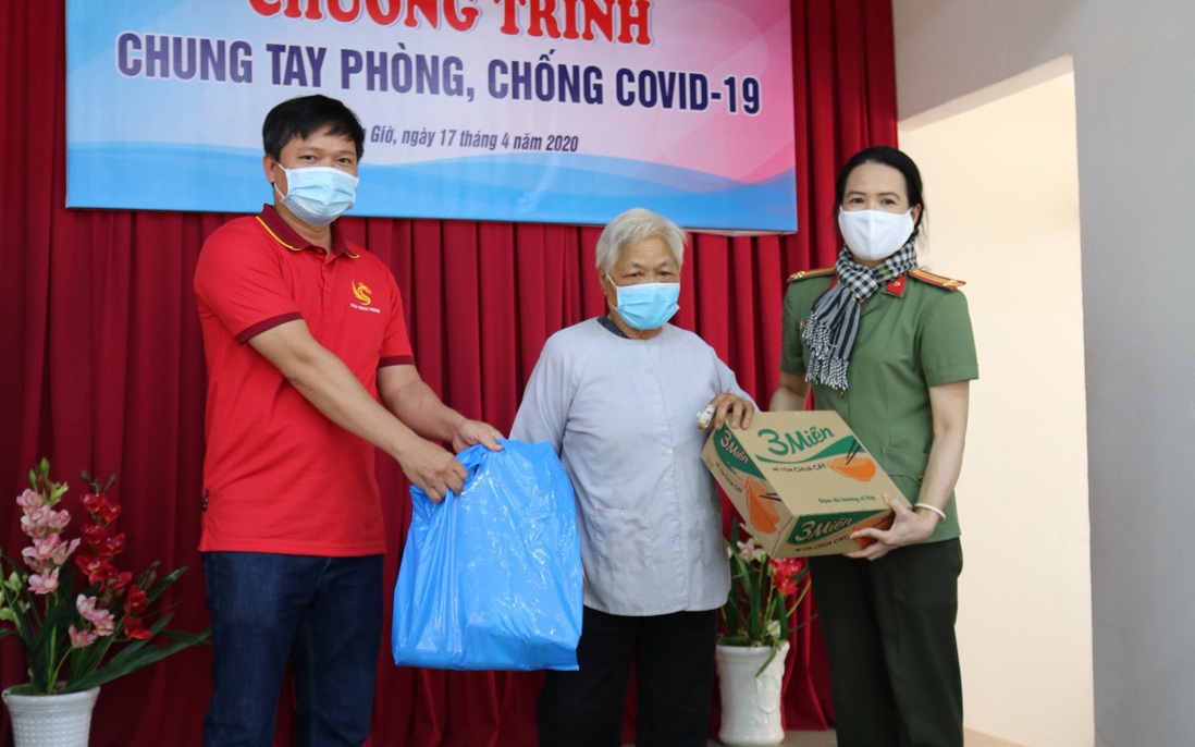 Hội Phụ nữ Công an TPHCM tặng quà cho người gặp khó khăn trong mùa dịch Covid-19