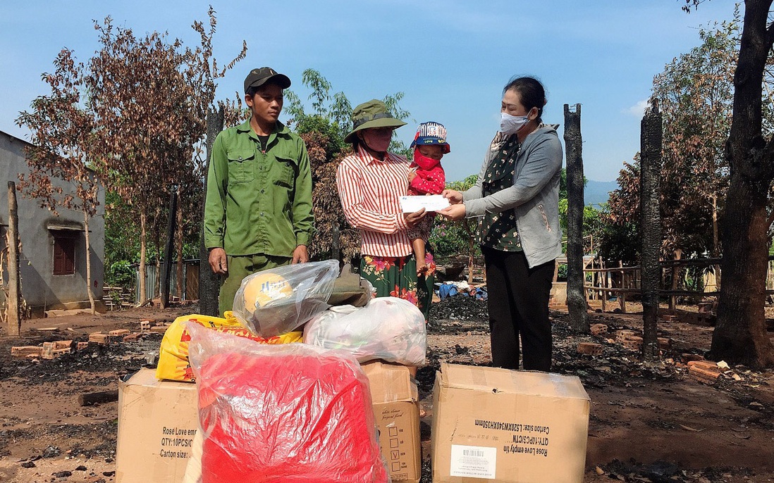 Hỗ trợ gia đình hội viên thiệt hại do hỏa hoạn ở Đăk Tô