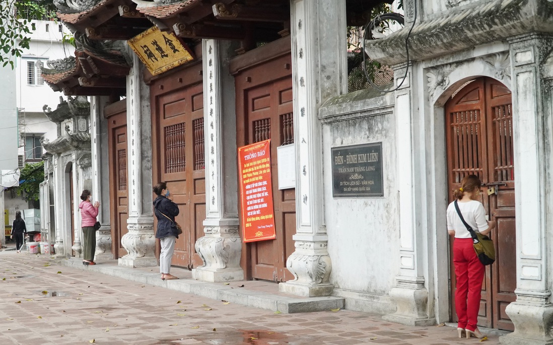 Nhiều đền chùa ở Hà Nội vẫn đóng cửa, người dân đứng ngoài khấn vái