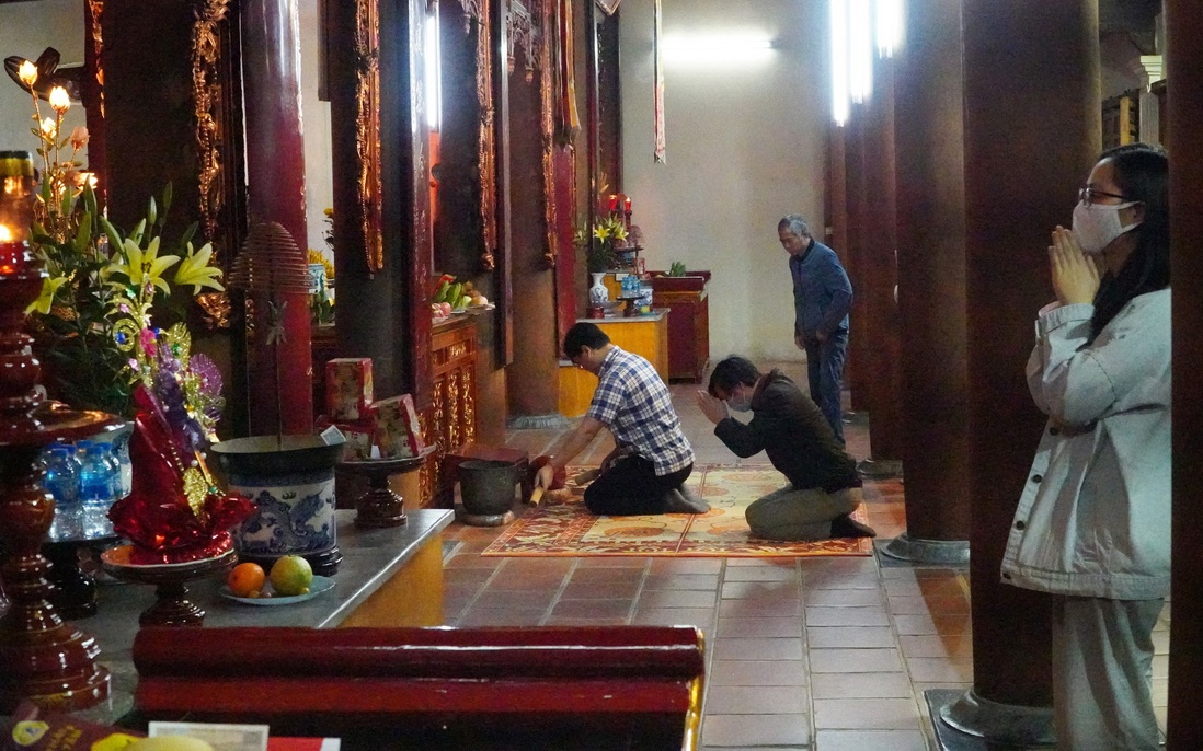 Vẫn có đền chùa ở Hà Nội mở cửa, nhiều người đến lễ không đeo khẩu trang, đứng gần nhau
