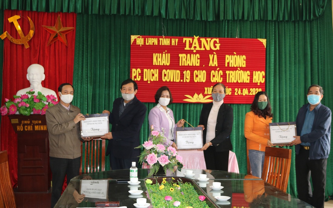Hội LHPN tỉnh Hưng Yên tặng 11.600 khẩu trang kháng khuẩn cho học sinh