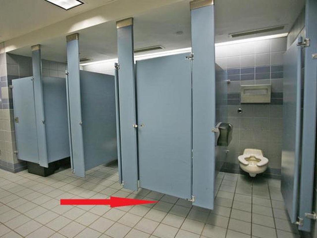 Vì sao cửa toilet công cộng luôn để hở? Lý do nói ra sẽ khiến bạn bất ngờ