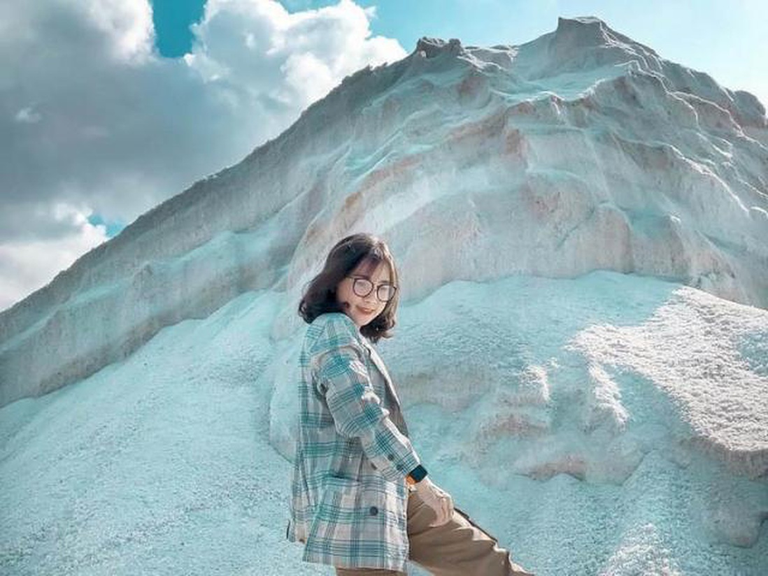 Cánh đồng muối trắng đẹp tựa núi tuyết ở Ninh Thuận trở thành điểm đến mới của giới trẻ