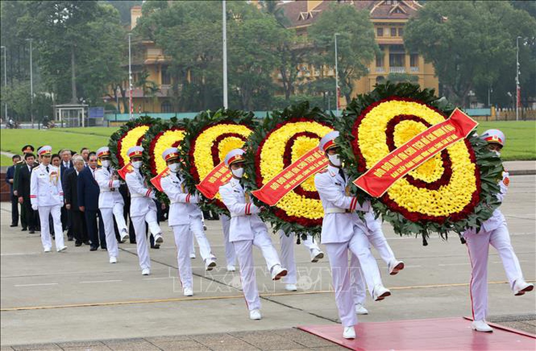 Lãnh đạo Đảng, Nhà nước viếng Lăng Bác nhân 45 năm Ngày thống nhất đất nước