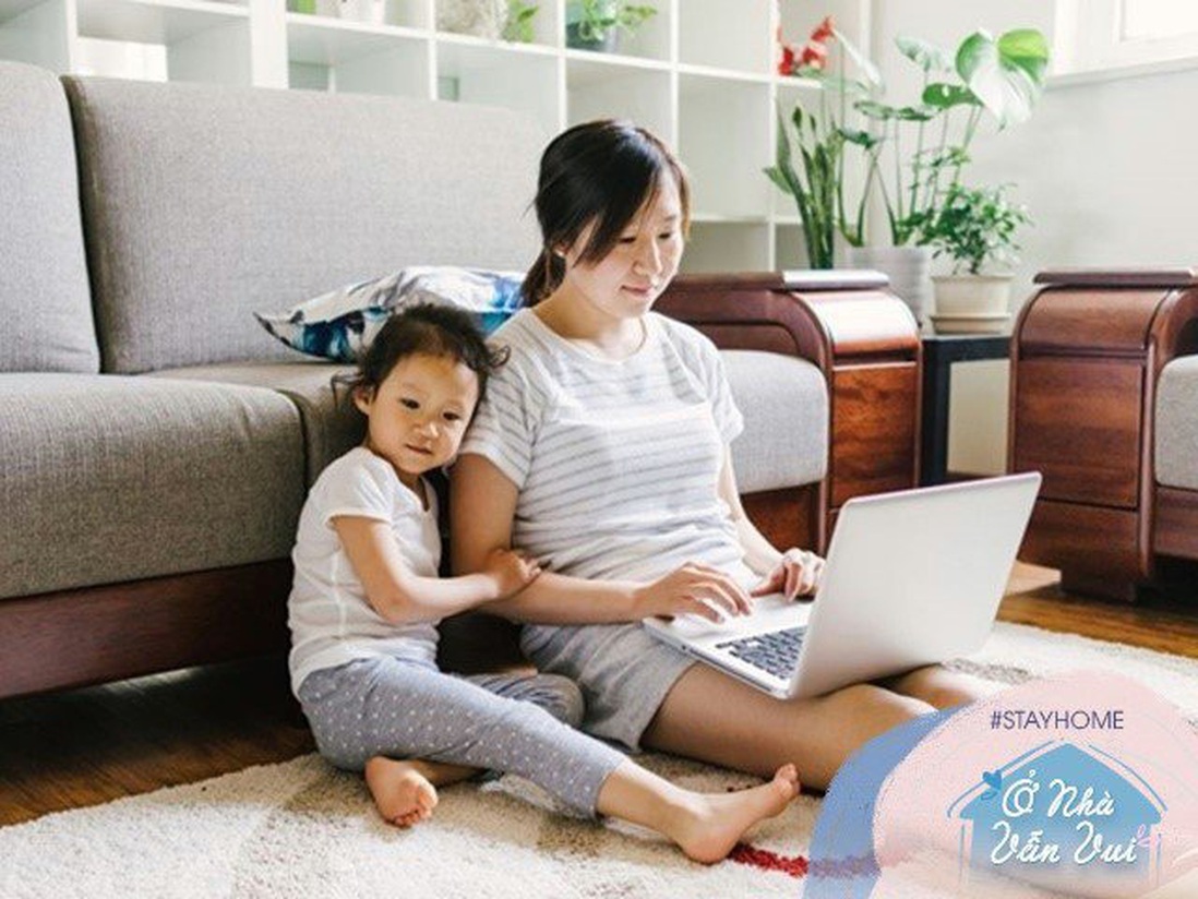 Mẹ "bỉm sữa" làm việc online tại nhà mùa dịch: Những sự cố "cười ra nước mắt"