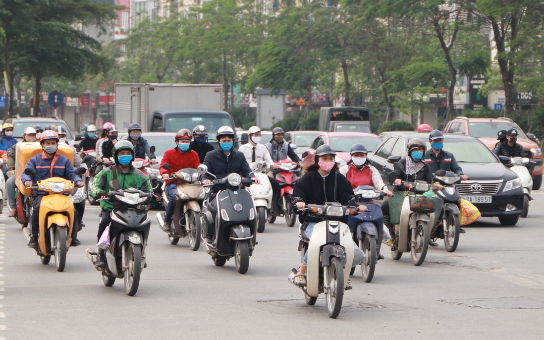 Người dân Hà Nội nườm nượp ra đường dù vẫn đang cách ly