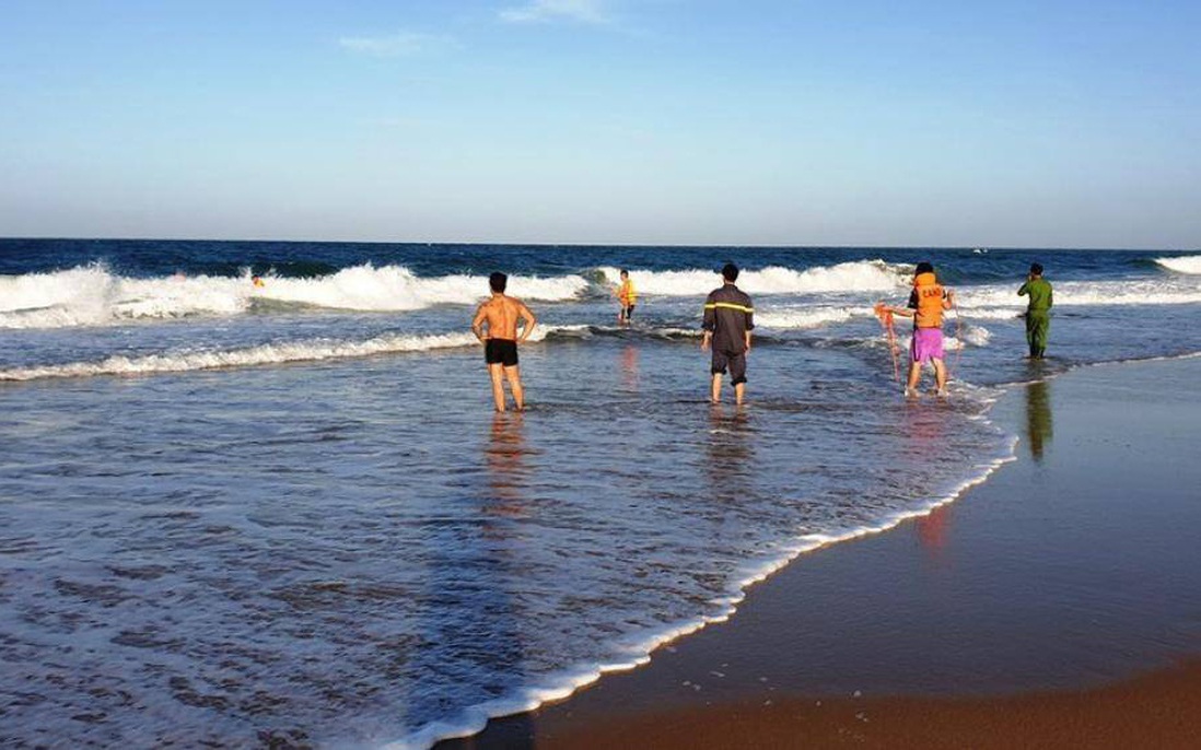 Vụ 2 cháu bé đuối nước khi tắm biển ở Quảng Ninh: Đã tìm thấy thi thể bé gái