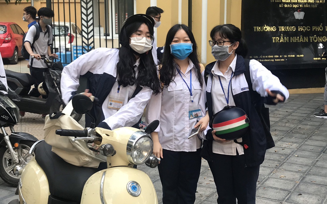 Hà Nội: Tan trường, học sinh “túm 5 tụm 3” ngoài cổng 