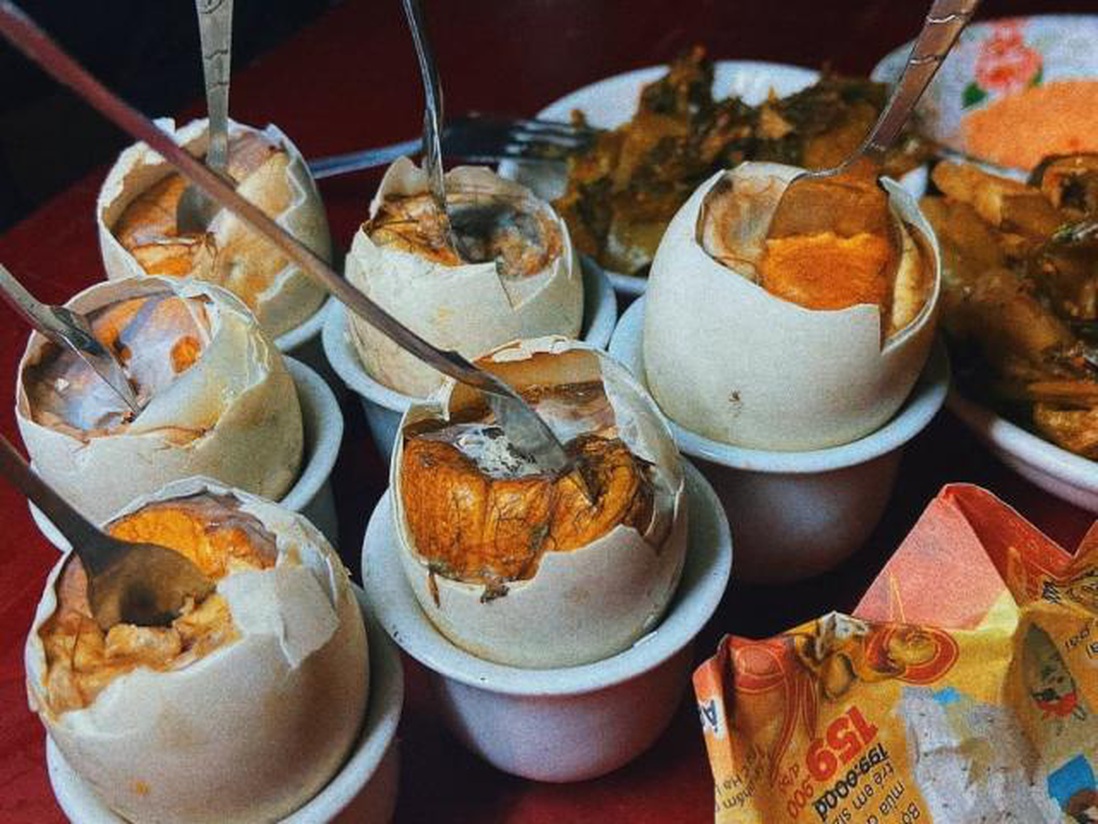 Về Ninh Bình thưởng thức trứng vịt lộn nướng cực kỳ ngon bổ rẻ