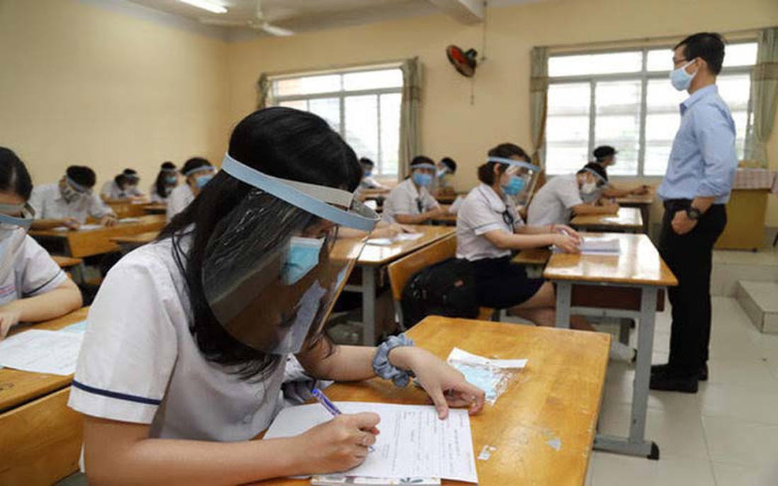 Bộ GD&ĐT không khuyến cáo học sinh đeo tấm chống giọt bắn trong lớp